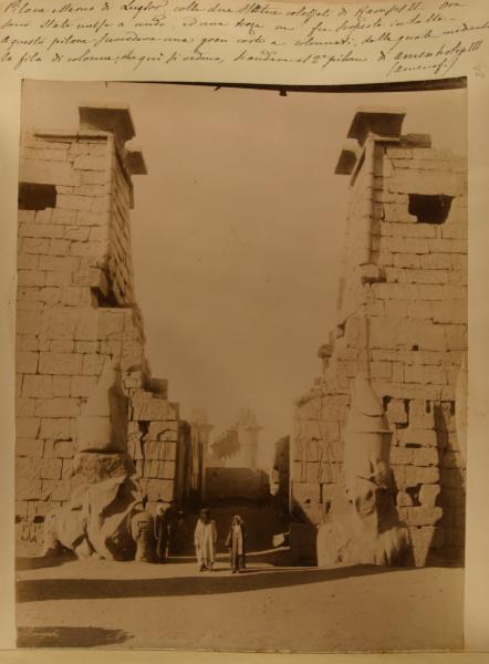 Egitto - Luxor - Tempio di Luxor - Pilone di Ramses II - Statue colossali di Ramses II parzialmente sepolte
