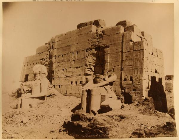 Egitto - Luxor dintorni - El-Karnak - Tempio di Karnak - Pilone - Staute colossali parzialemente sepolte