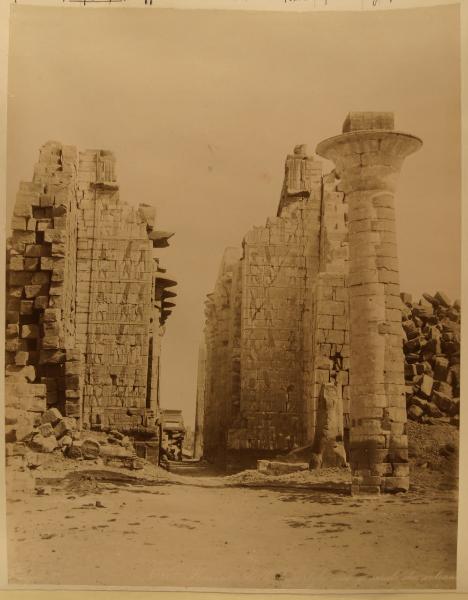 Egitto - Luxor dintorni - El-Karnak - Tempio di Karnak - Grande cortile porticato dopo il primo pilone - Colonna monumentale