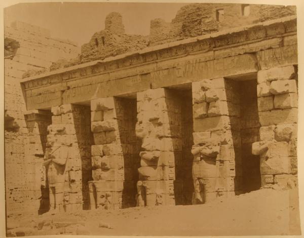 Egitto - Luxor - Medinet Habu - Resti di palazzo - Colonnato - Pilastri decorati - Architrave