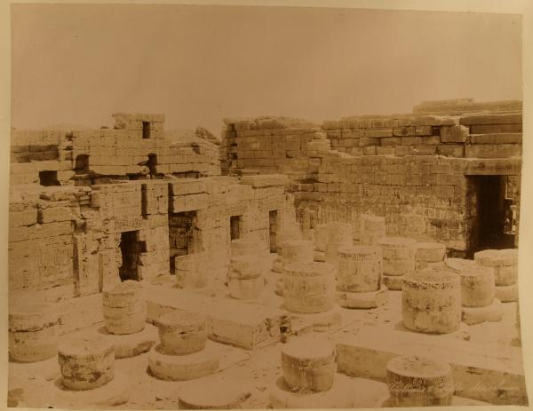 Egitto - Luxor - Medinet Habu - Tempio della XVIII Dinastia - Resti di sala ipostila - Sala delle colonne di Thutmosi II