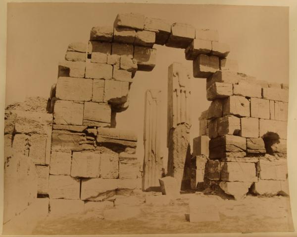 Egitto - Luxor dintorni - El-Karnak - Resti di complesso architettonico - Antica porta - Pilastri decorati