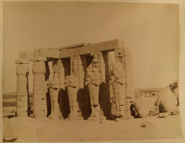 Egitto - Luxor - Valle dei Re - Tempio funerario di Ramses II, noto anche come Ramesseum - Rest della sala ipostila - Colonne campaniliformi - Raffigurazione di Ramses II