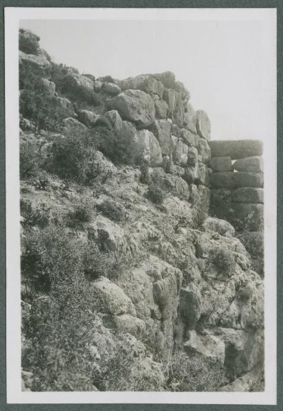 Sito archeologico - Micene - Scavi - Muro perimetrale