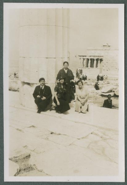 Ritratto di gruppo - Tre donne ed un uomo in posa - Turisti - Atene - Acropoli - Eretteo - Loggia delle Cariatidi