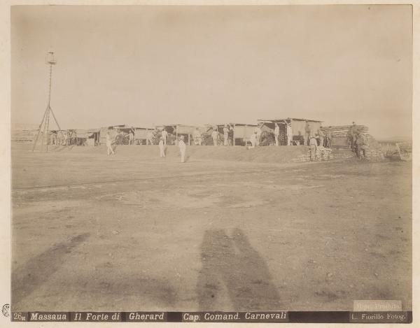 Eritrea - Massaua, dintorni - Forte Gherard - Postazione di artiglieria - Cannoni - Baracche - Soldati