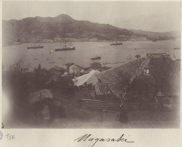 Giappone - Nagasaki - Panorama della cittÃ  - Porto - Barche in rada