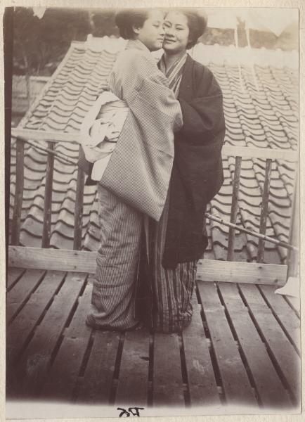 Ritratto - Due giovani donne giapponesi in kimono - Terrazzo - Tetto