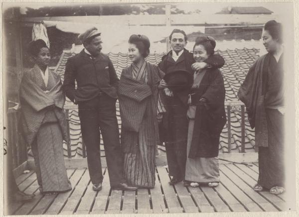 Ritratto di gruppo - Quattro donne giapponesi in kimono - Due uomini occidentali - Terrazzo
