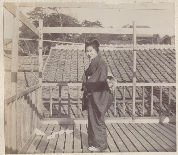 Ritratto - Donna giapponese in kimono - Terrazzo - Tetto