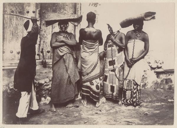 Ritratto di gruppo - Donne Swahili - In catene