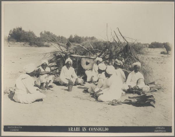 Eritrea - Deserto - Capanna - Uomini seduti in gruppo per terra
