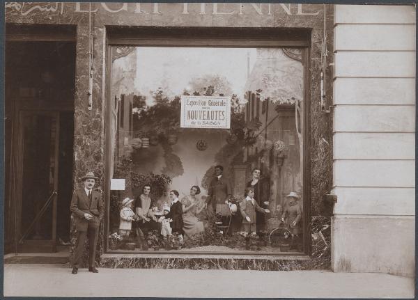 Ritratto - Uomo davanti a una vetrina di un negozio d'abbigliamento femminile ad Alessandria d'Egitto - Bajetta, Adolfo?