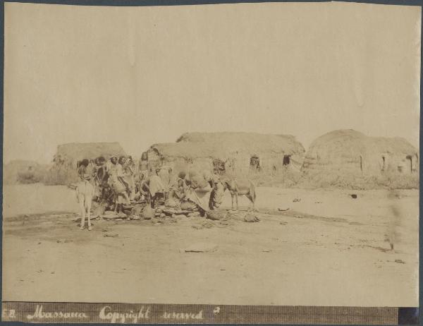 Eritrea - Massaua dintorni - Villaggio - Capanne di paglia - Gruppo di Eritrei - Asini