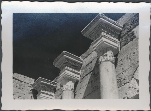 Libia - Leptis Magna - Sito archeologico - Colonne - Particolare - Capitelli - Muro