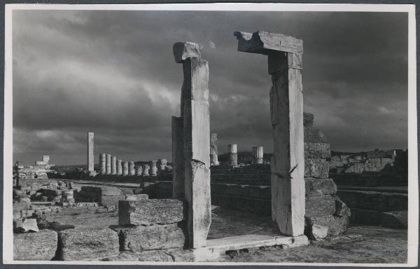Libia - Cirene - Sito archeologico - Agorà - Santuario di Demetra e Kore - Resti di porta - Colonne