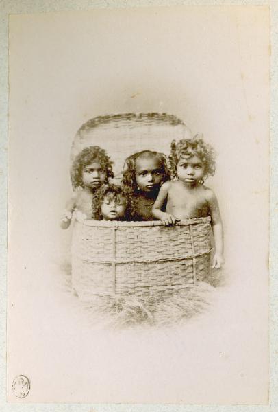 Ritratto di gruppo - Quattro bambini in una cesta