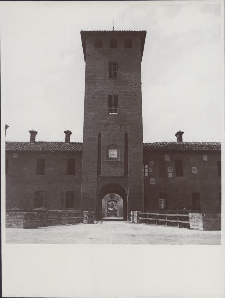 Peschiera Borromeo - Castello - Torre centrale e ingresso