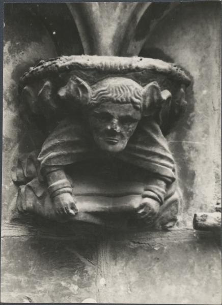 Scultura - Peduccio figurato - Maestro Strasburghese circa 1390 - Milano - Duomo - Plinto di base della zona absidale