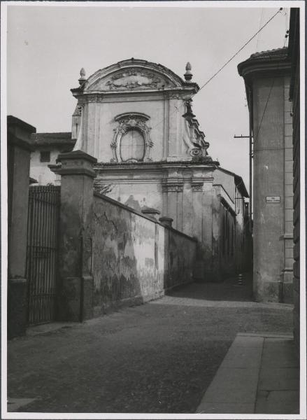 Pavia - Via Ariberto - Chiesa