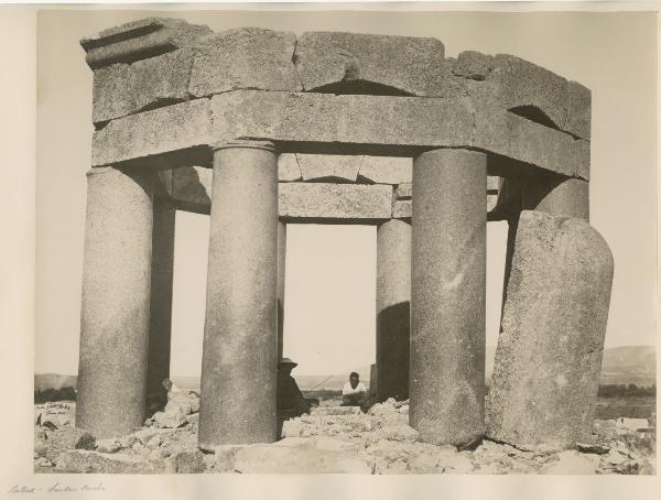 Libano - Baalbek - Qubbat Douris - Sito archelogico - Tempio con colonne a pilastro
