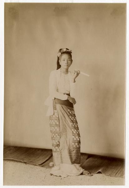 Ritratto - Donna birmana con in mano un cheroot - Myanmar