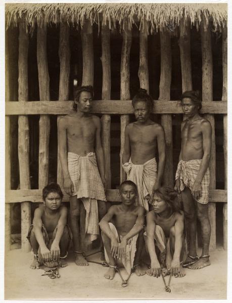 Ritratto di gruppo - Sei prigionieri Dacoits catturati nella giungla Je-U