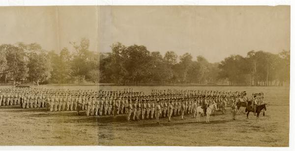 Ritratto di gruppo - Battaglione dell'esercito inglese di stanza in Myanmar schierato