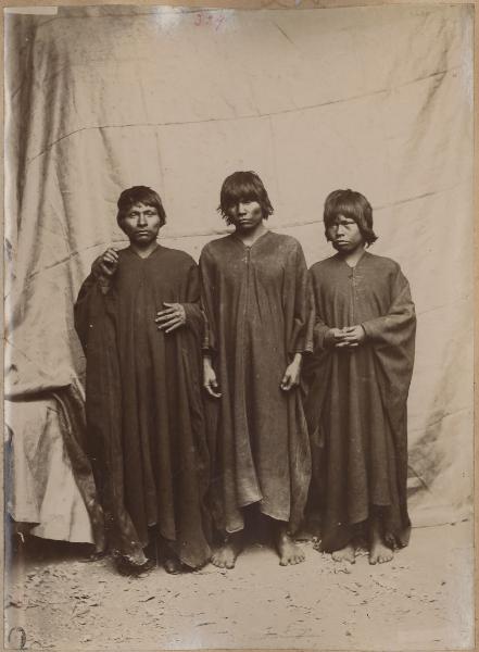 Ritratto di gruppo - Tre giovani uomini peruviani vestiti con una tunica - In piedi