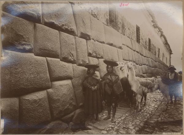 Perù - Cusco (o Cuzco) - Strada del centro storico - Muro in pietra - Gruppo di peruviani