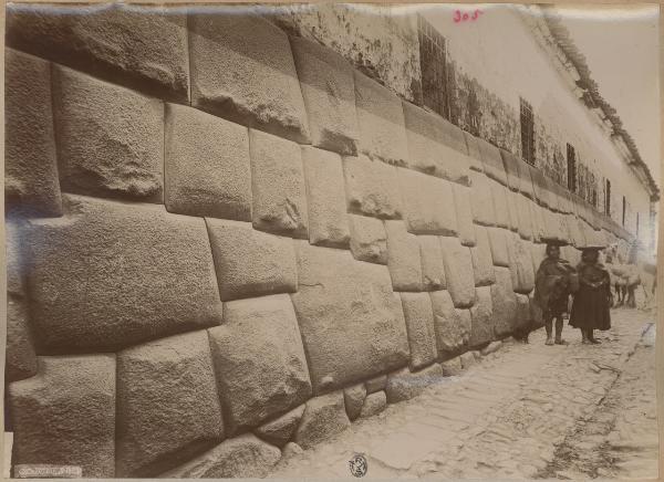 Perù - Cusco (o Cuzco) - Strada del centro storico - Muro in pietra - Gruppo di peruviani