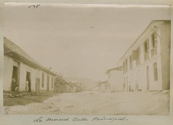 Perù - La Merced - Villaggio - Strada perincipale - Case