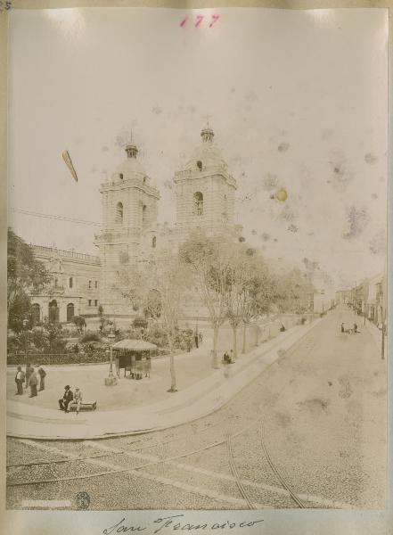 Perù - Lima - Chiesa di san Francesco - Esterno - Facciata - Piazza - Vespasiano