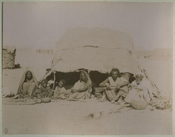 Ritratto di gruppo - Indigeni - Tenda