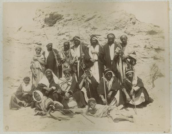 Ritratto di gruppo - Beduini - Cammellieri - Adulti - Bambini