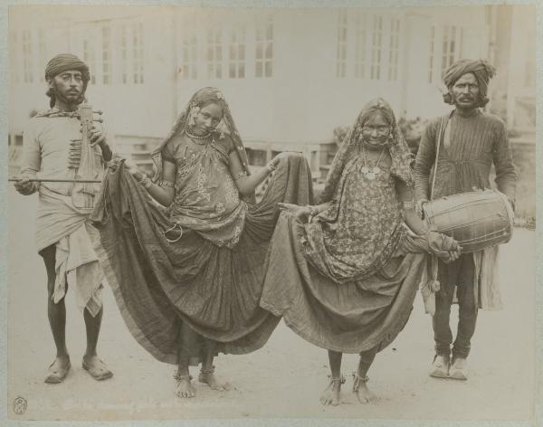 Ritratto di gruppo - Due giovani danzatrici indiane e due musicisti