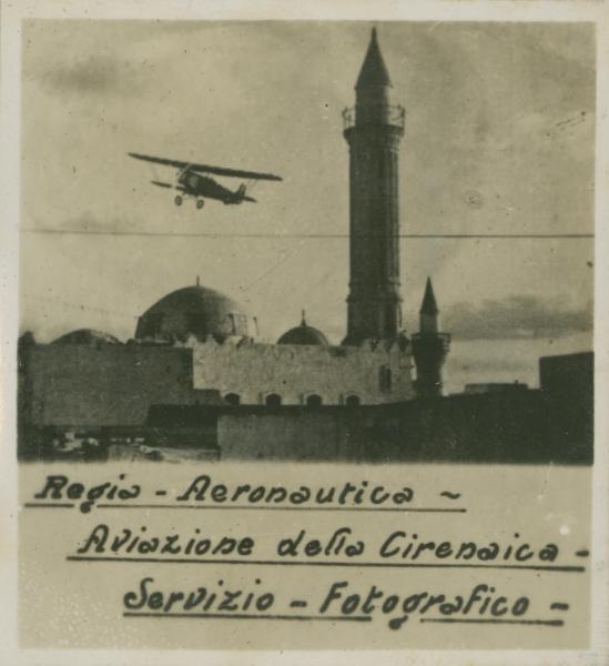 Libia - Aereo - Biplano in volo su una moschea