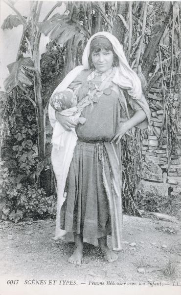 Tunisia - Scena di genere - Donna beduina con figlio in braccio