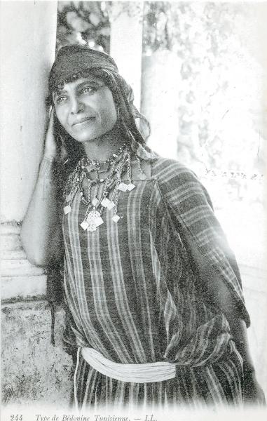 Tunisia - Scena di genere - Donna tunisina di etnia beduina