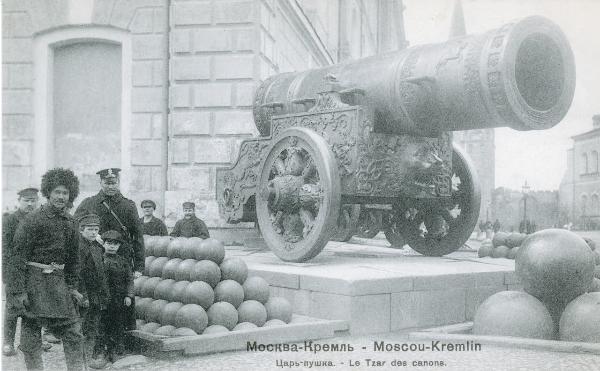 Russia - Mosca - Cremlino - Cannone monumentale collocato su ampio basamento con gruppo di personaggi sulla sinistra della composizione