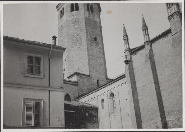Piacenza - Basilica di S. Antonino - Lato sinistro e campanile