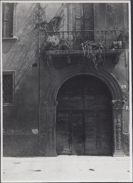 Verona - Palazzo di via Garibaldi 16 - Portale