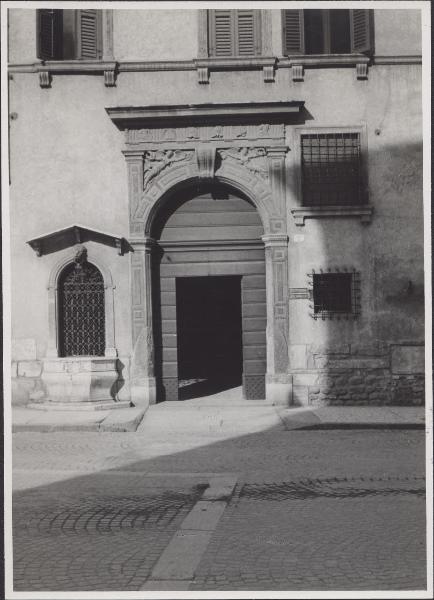 Verona - Palazzo di via Diaz 2 - Portale