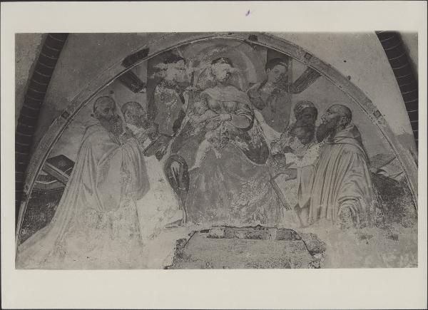 Dipinto murale - Madonna con Bambino onorata da Cistercensi - Callisto Piazza ( attr.precedente a Gaudenzio Ferrari) - Milano - Abbazia di Chiaravalle - Chiostro