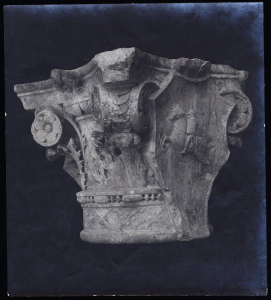 Scultura - Capitello rinascimentale con stemma di un cavaliere e iniziali GA (Galeazzo Maria Sforza) - Milano - Castello Sforzesco - Museo d'Arte Antica