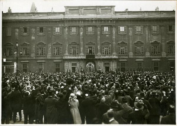 Milano - Palazzo Reale - Folla che acclama S. M. il Re d'Italia Vittorio Emanuele III arrivato per l'inaugurazione della Fiera Campionaria
