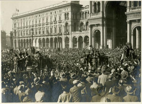 Milano - Piazza del Duomo - Galleria Vittorio Emanuele II - Mussolini - Folla