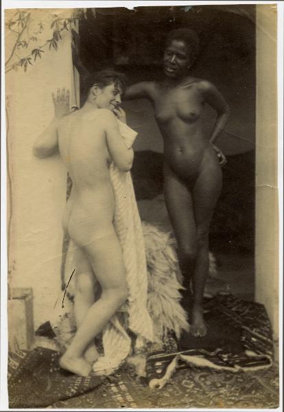 Due nudi femminili stanti, uno di spalle, l'altro di fronte