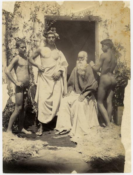 Un giovane drappeggiato in piedi, un anziano seduto, due nudi di adolescenti, uno di fronte e l'altro di spalle