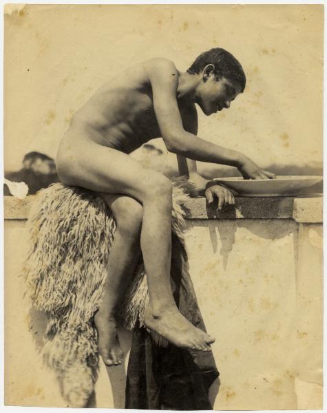 Nudo maschile seduto su una pelle di animale